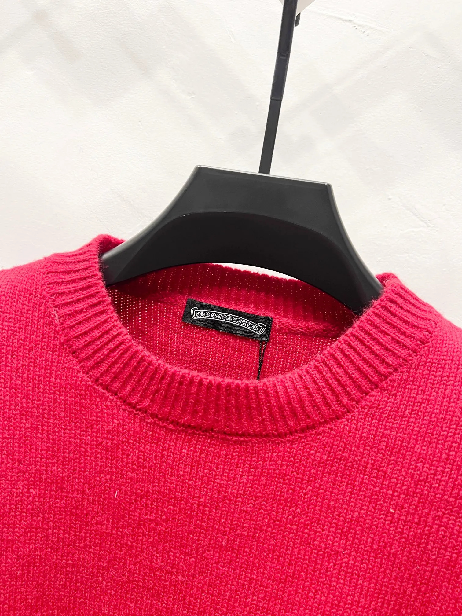 P240 High quality, model number: (Q060) Chrome Hearts CH Chrome Hearts patchwork cross hole knitted sweater pullover. The popular style is the same for men and women. It is matched with black and white. It looks good in real life. It looks good in daily wear. It is even more photogenic. It’s hard not to buy it. Buy it for me!!! Believe me, no one can refuse such a long Chrome Hearts jacket. It has expanded the version based on the old version and has a loose and stylish upper body. Casual design with an expanded hem. Fat people are extremely slim. Thin people have a limited height. Ten thousand yuan ZP printing. 1:1 perfect restoration. Looks good when worn alone. Can be easily controlled by both men and women. If you care more about quality, you must also respect the price. It is completely different from the thin transparent bottoms on the market that pill when worn. If the style makes you shine at a glance, then quality is what you should pay more attention to. We focus on quality rather than price. Customers who have received my products all know it. ️️️ Sweaters on the market are generally made of bract core yarn. We use modal. The advantages over core-spun yarn are very intuitive: high cost, high price, high density, relatively expensive for developers, and let us make a lot less money. In addition, it is delicate, has no scum on the upper body, resists pilling, and is high-end. We are conscientious sellers and do not use core-spun yarn. Apart from being cheap, core-spun yarn is really useless. It shrinks, pills, hooks, and makes people pierced. He is proficient in everything. It is 2024. Who doesn’t want to look decent when they go out? Quality determines the upper body effect. No matter how bad the quality, the best style is still the temperament of the urban-rural fringe. We only do long-term business. Quality determines character. Take it back and wear it with confidence and wash it. The quality of the pattern will definitely make your eyes shine. We only make the right version of high quality. We make high-end hard goods. Reject junk goods and reject fast food. Conscientious quality and conscientious price. You deserve it!  Color: Black White Gray Red Size: S M L